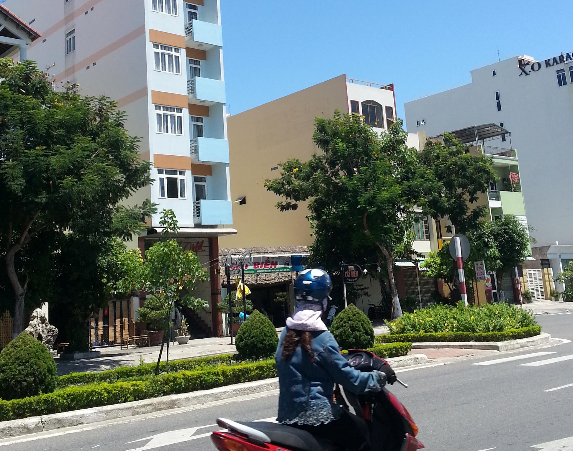 Người đ&agrave;n &ocirc;ng nghi d&ugrave;ng s&uacute;ng bắn v&agrave;o đầu m&igrave;nh trong kh&aacute;ch sạn! 1