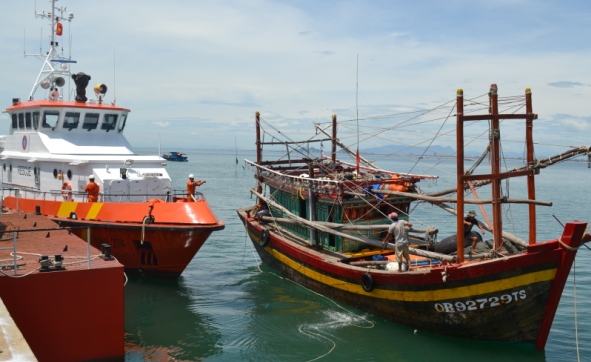 Tàu cá của ngư dân Quảng Bình gặp nạn trên biển 1