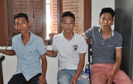 Bắt ba nam thanh ni&ecirc;n cướp t&agrave;i sản du kh&aacute;ch 1