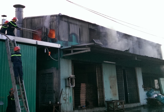 Đ&agrave; Nẵng: Ch&aacute;y lớn ở xưởng gỗ   1