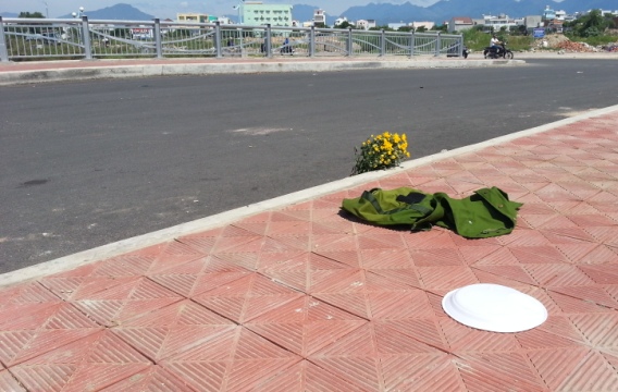 Nam thanh ni&ecirc;n chết bất thường tr&ecirc;n cầu 1