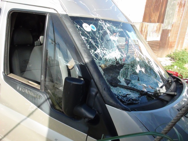 Xe du lịch 16 chỗ ngồi lao v&agrave;o qu&aacute;n nhậu 3