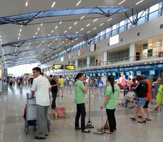 Chống dột cho s&acirc;n bay ng&agrave;n tỉ đồng ở Đ&agrave; Nẵng 1