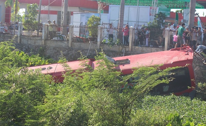 Xe kh&aacute;ch mang biển S&agrave;i G&ograve;n lao xuống mương ở Quảng Nam 2