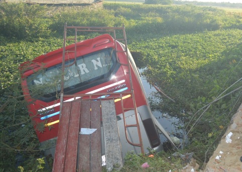 Xe kh&aacute;ch mang biển S&agrave;i G&ograve;n lao xuống mương ở Quảng Nam 1