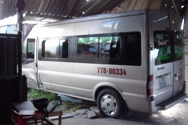 Xe du lịch 16 chỗ ngồi lao v&agrave;o qu&aacute;n nhậu 1