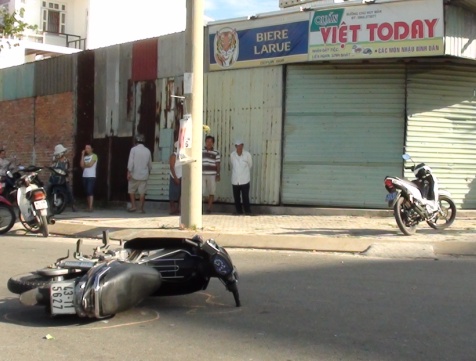 Xe du lịch 16 chỗ ngồi lao v&agrave;o qu&aacute;n nhậu 2