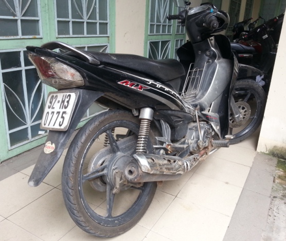 Trung t&aacute; CSGT bị k&eacute;o r&ecirc; khoảng 20m ngay giữa phố 1