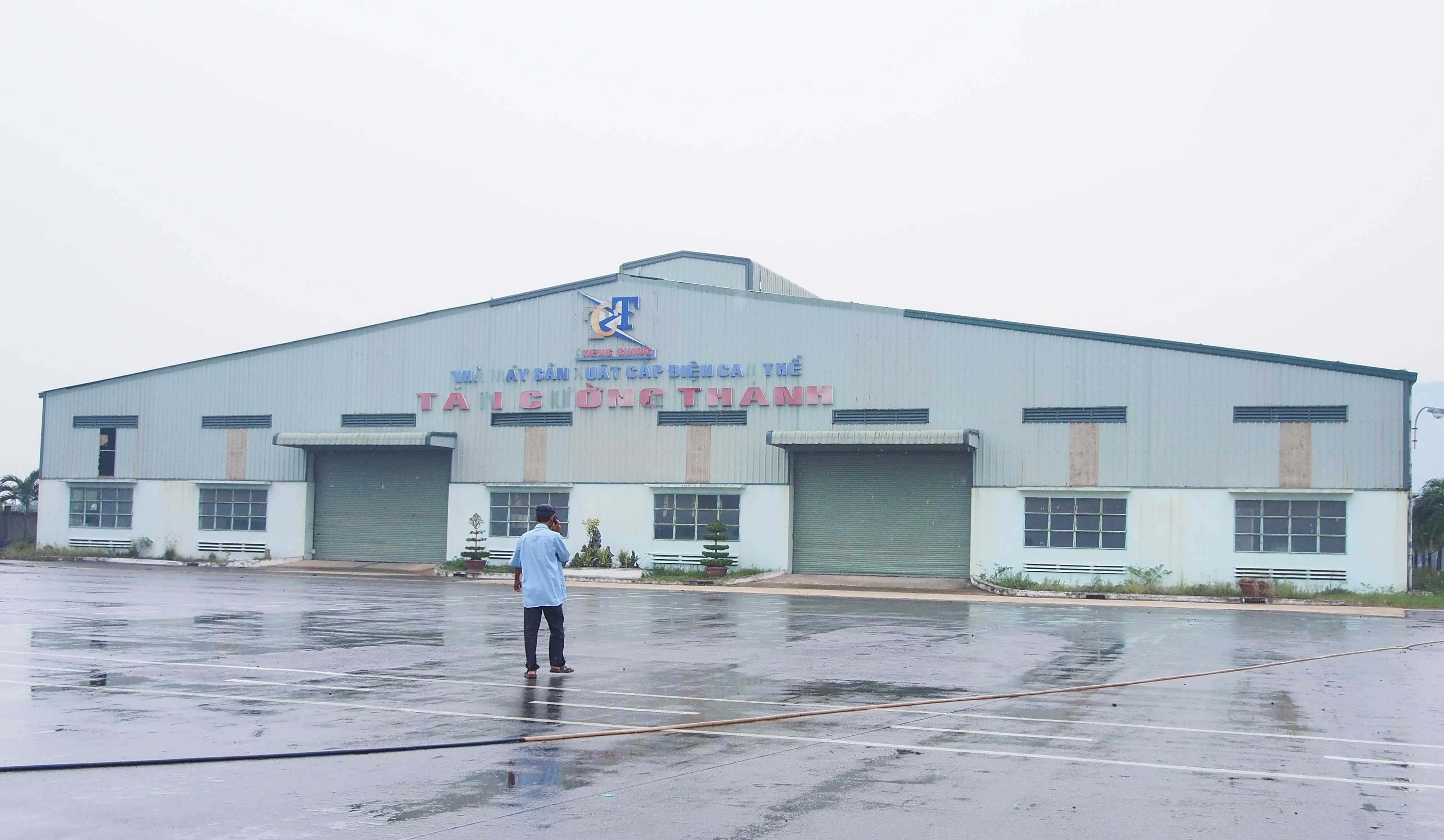 Đại gia bị bắt, nh&agrave; m&aacute;y hoang t&agrave;n, d&acirc;n mua đất đi&ecirc;u đứng 1
