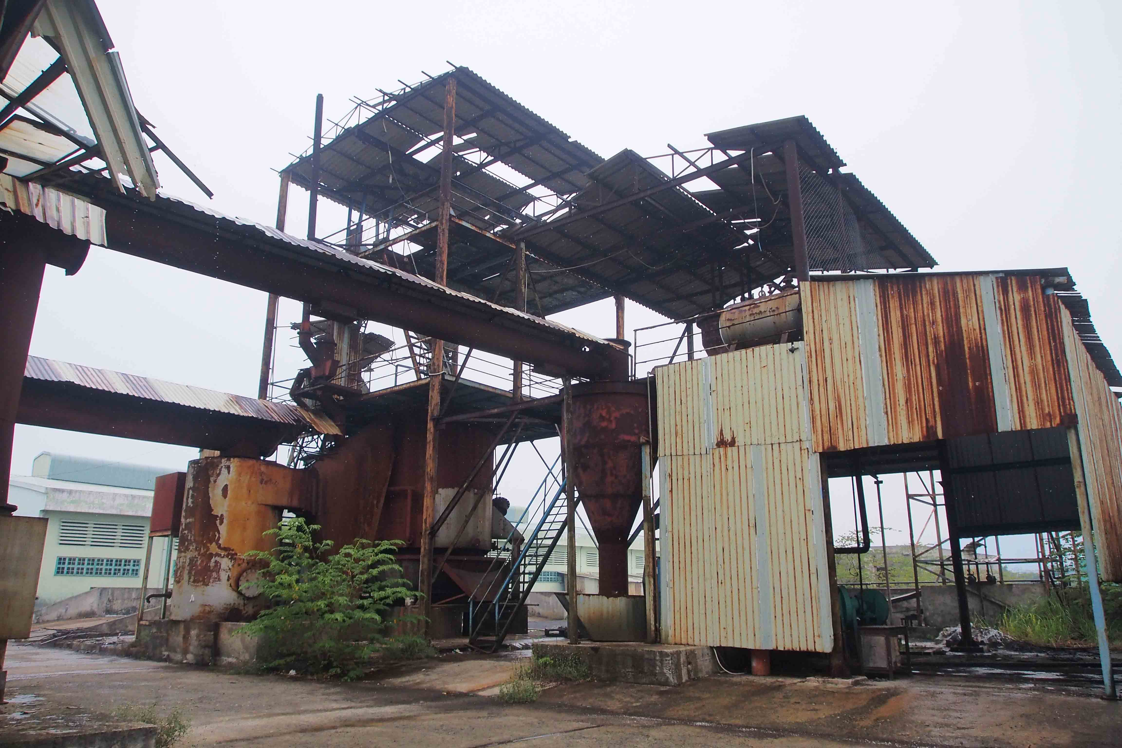 Đại gia bị bắt, nh&agrave; m&aacute;y hoang t&agrave;n, d&acirc;n mua đất đi&ecirc;u đứng 8
