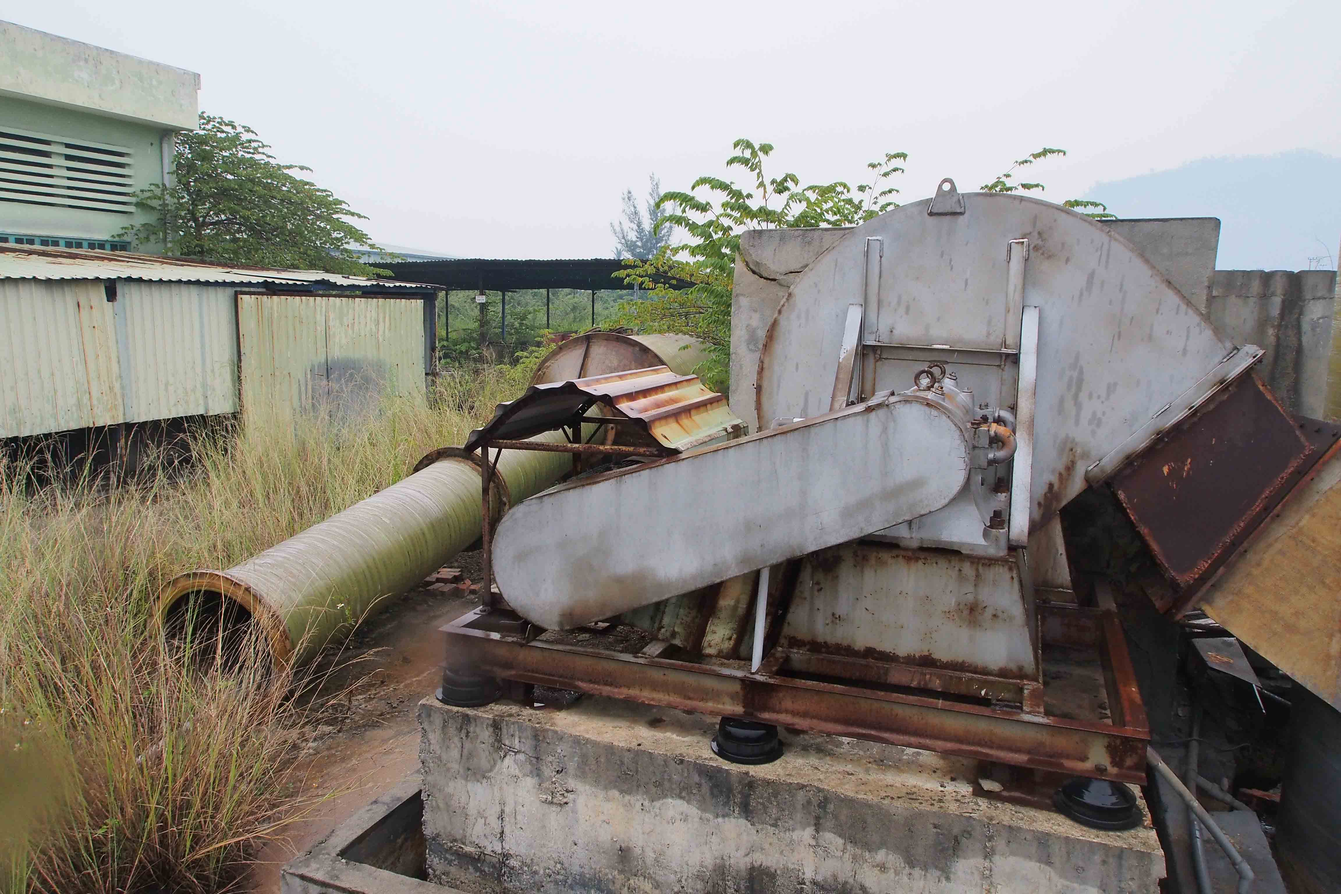 Đại gia bị bắt, nh&agrave; m&aacute;y hoang t&agrave;n, d&acirc;n mua đất đi&ecirc;u đứng 9