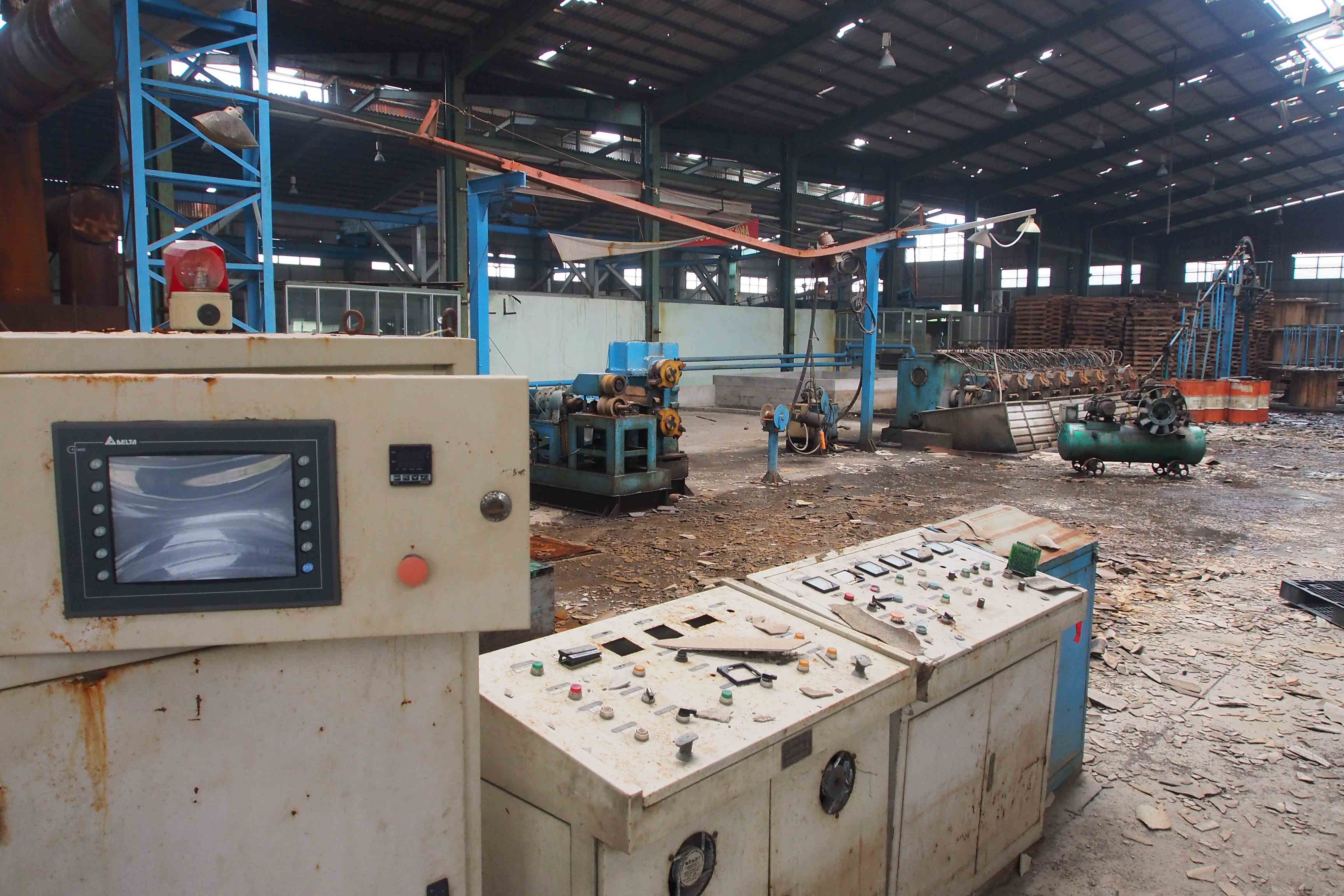 Đại gia bị bắt, nh&agrave; m&aacute;y hoang t&agrave;n, d&acirc;n mua đất đi&ecirc;u đứng 12
