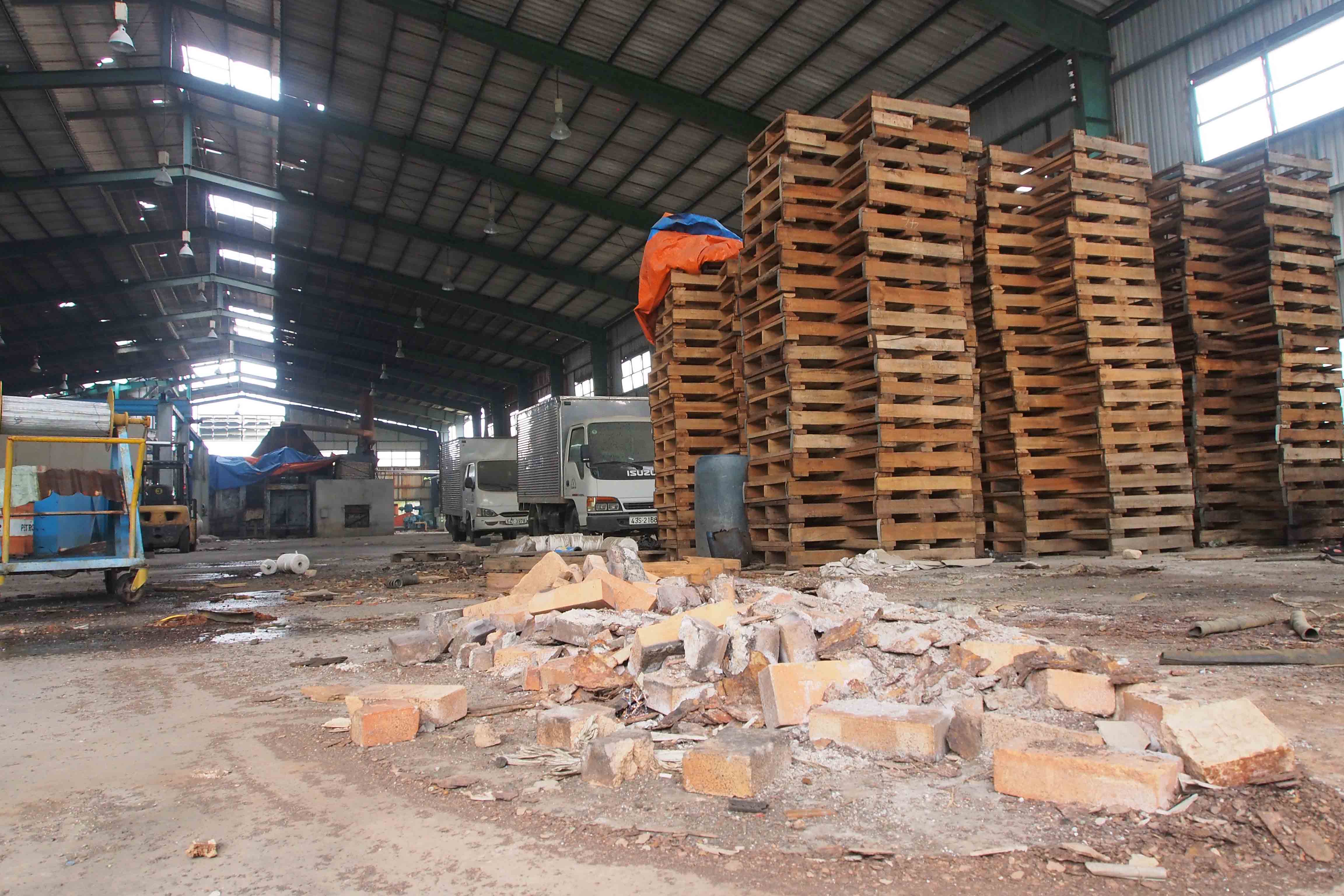 Đại gia bị bắt, nh&agrave; m&aacute;y hoang t&agrave;n, d&acirc;n mua đất đi&ecirc;u đứng 2