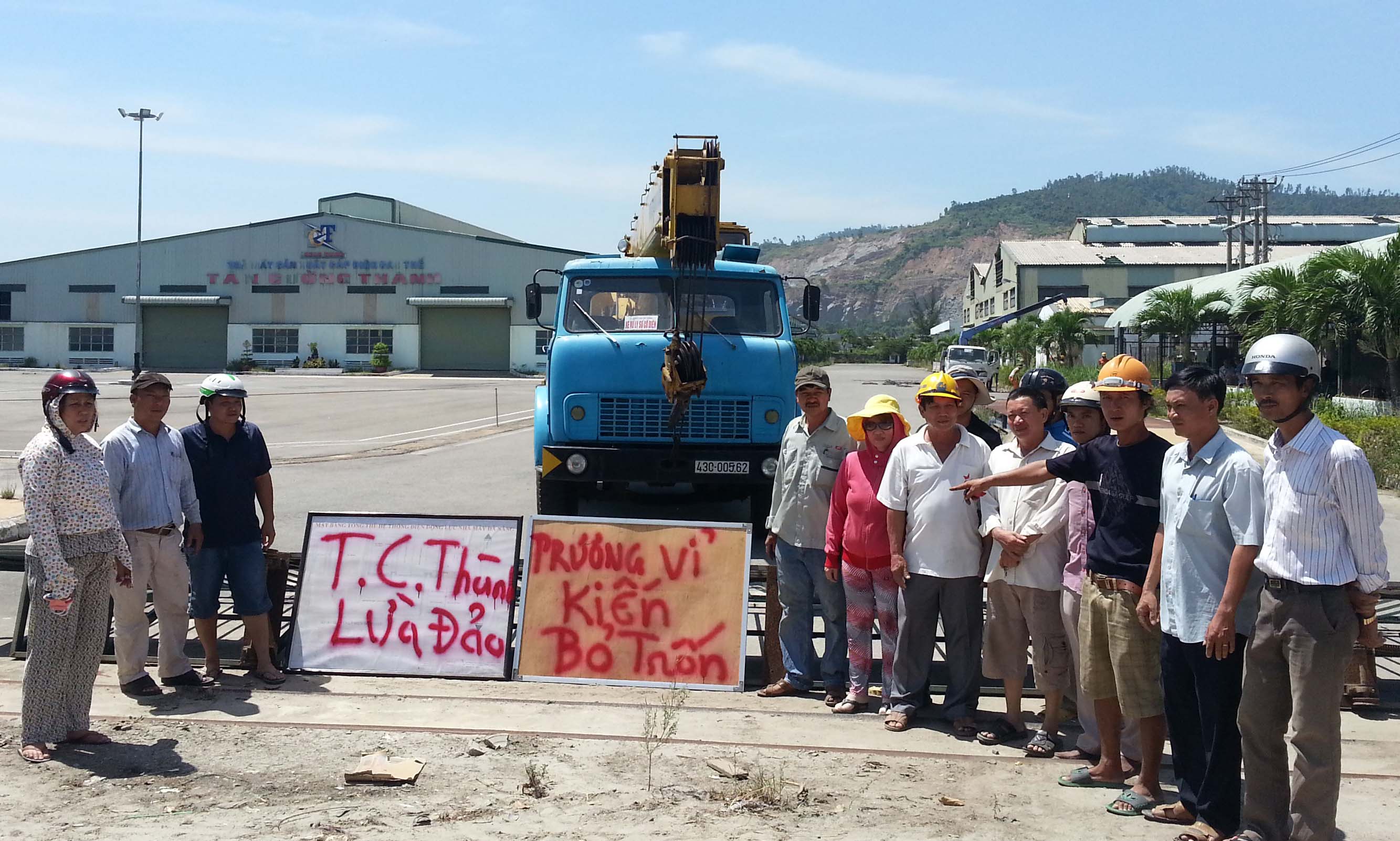 Đại gia bị bắt, nh&agrave; m&aacute;y hoang t&agrave;n, d&acirc;n mua đất đi&ecirc;u đứng 16