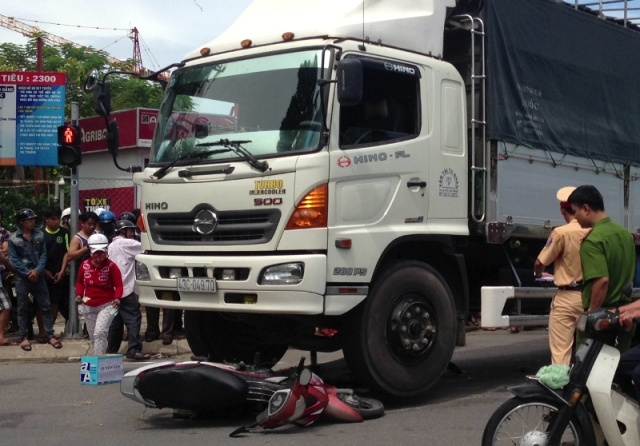 Người đ&agrave;n &ocirc;ng chết thảm ở ng&atilde; tư đ&egrave;n xanh đ&egrave;n đỏ 1