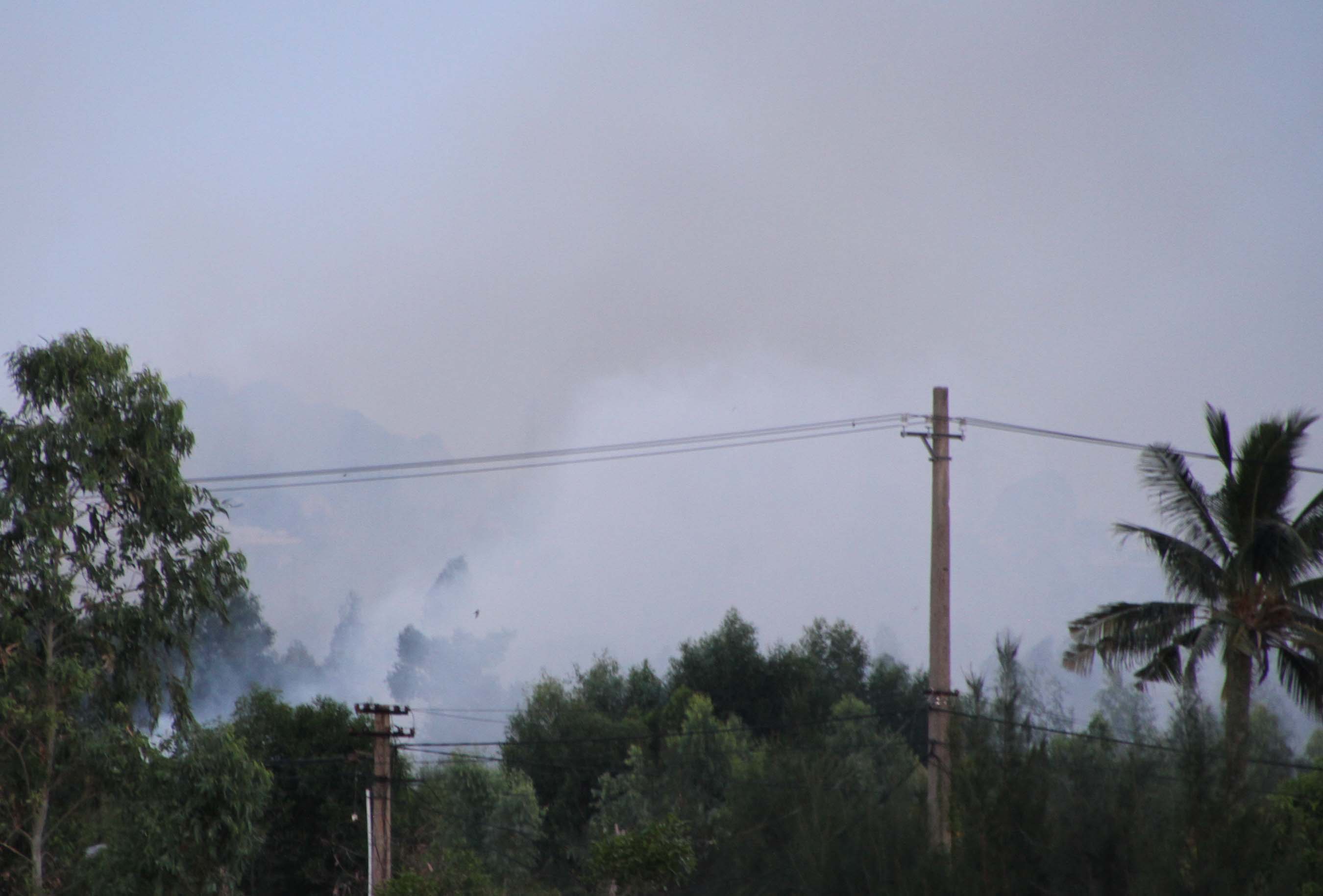 Ch&aacute;y lớn gần s&acirc;n bay Đ&agrave; Nẵng, khoảng 800 người tham gia dập lửa 2