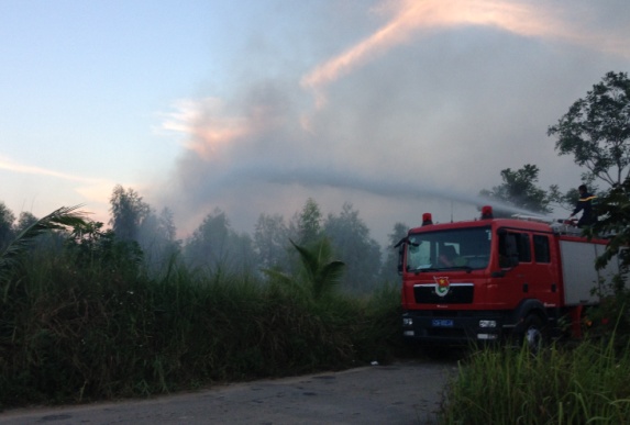 Ch&aacute;y lớn gần s&acirc;n bay Đ&agrave; Nẵng, khoảng 800 người tham gia dập lửa 1