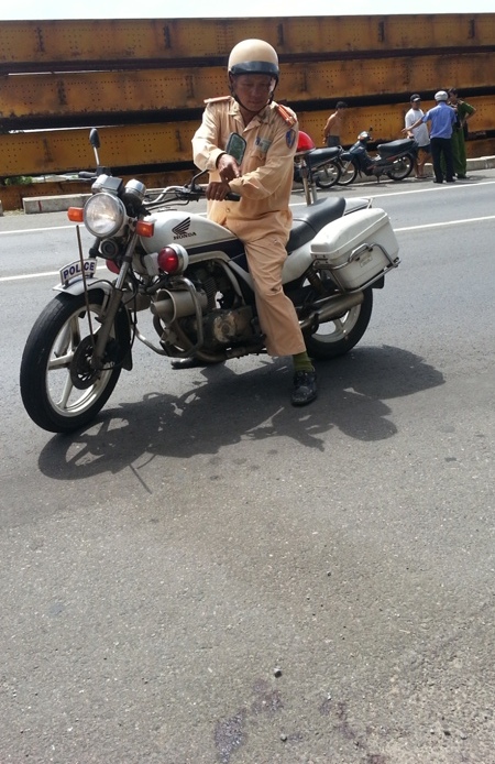 Một CSGT bị t&agrave;i xế &eacute;p ng&atilde; xuống đường hai lần 2