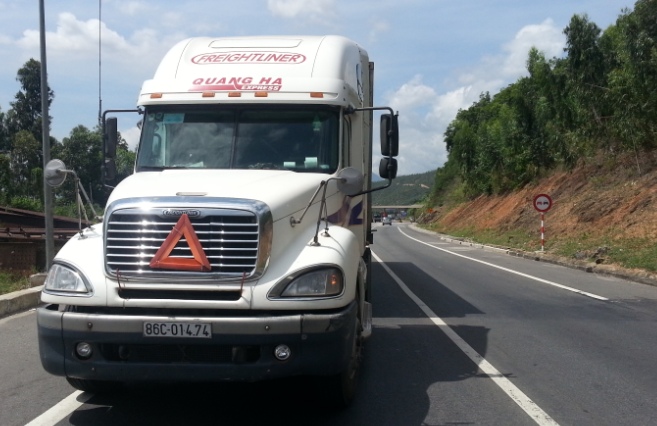 Một CSGT bị t&agrave;i xế &eacute;p ng&atilde; xuống đường hai lần 1