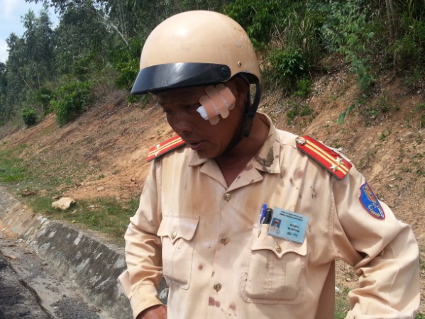 Một CSGT bị t&agrave;i xế &eacute;p ng&atilde; xuống đường hai lần 3