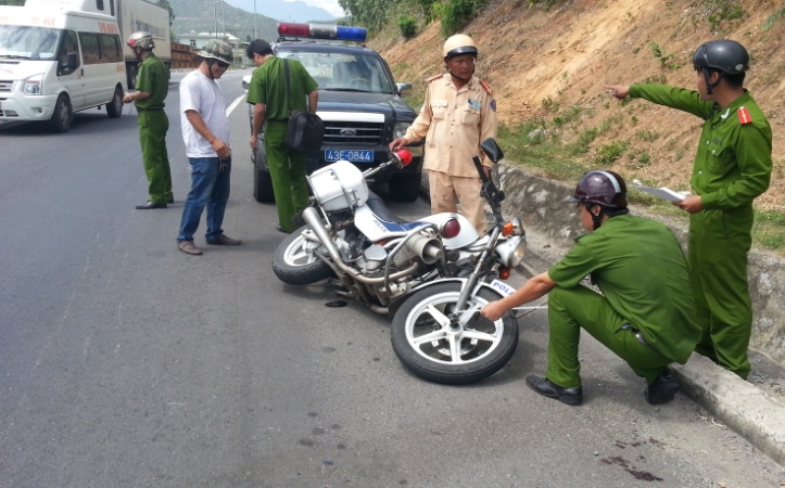 Một CSGT bị t&agrave;i xế &eacute;p ng&atilde; xuống đường hai lần 4