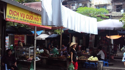 Trẻ mất chỗ chơi, mẹ c&oacute; nơi đi chợ 2