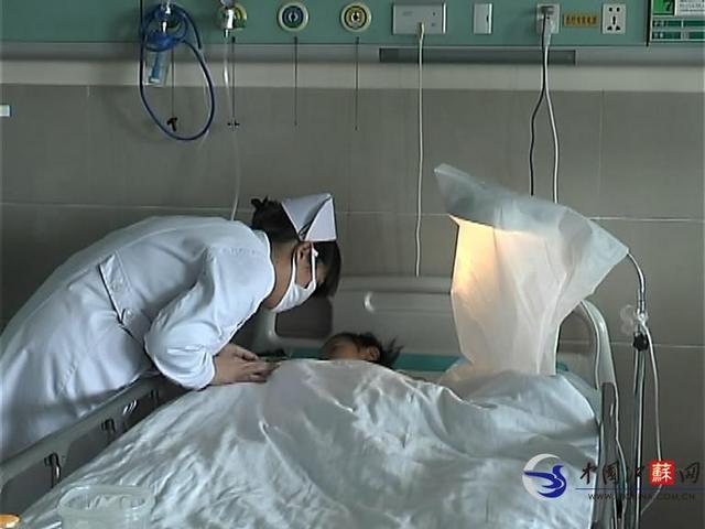 Bé gái 2 tuổi nghịch dao chặt đứt 4 ngón tay 1 Bé gái 2 tuổi nghịch dao chặt đứt 4 ngón tay 1