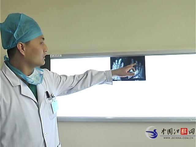 Bé gái 2 tuổi nghịch dao chặt đứt 4 ngón tay 2 Bé gái 2 tuổi nghịch dao chặt đứt 4 ngón tay 2