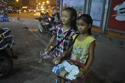 Trẻ em đường phố nghĩ g&igrave; về tết thiếu nhi? 1