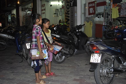 Trẻ em đường phố nghĩ g&igrave; về tết thiếu nhi? 2