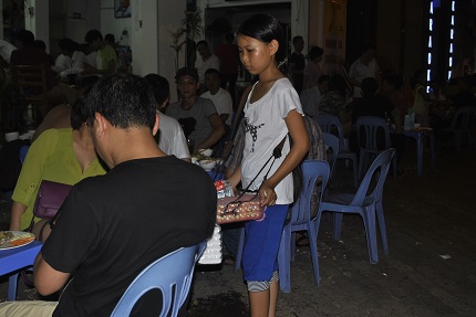 Trẻ em đường phố nghĩ g&igrave; về tết thiếu nhi? 4