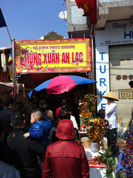 Đường vắng lặng, ch&ugrave;a đ&ocirc;ng đ&uacute;c s&aacute;ng m&ugrave;ng 1 Tết 2