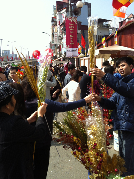 Đường vắng lặng, ch&ugrave;a đ&ocirc;ng đ&uacute;c s&aacute;ng m&ugrave;ng 1 Tết 9