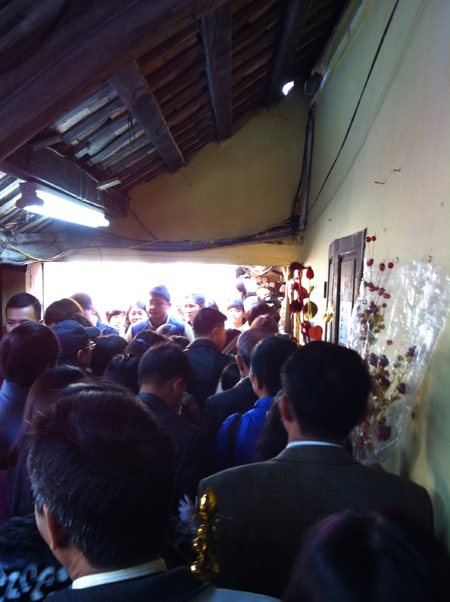 Đường vắng lặng, ch&ugrave;a đ&ocirc;ng đ&uacute;c s&aacute;ng m&ugrave;ng 1 Tết 3