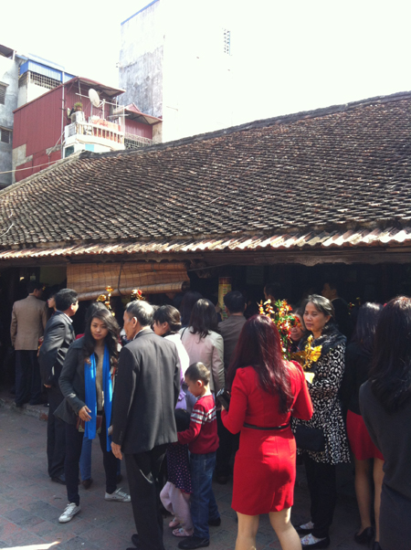 Đường vắng lặng, ch&ugrave;a đ&ocirc;ng đ&uacute;c s&aacute;ng m&ugrave;ng 1 Tết 4