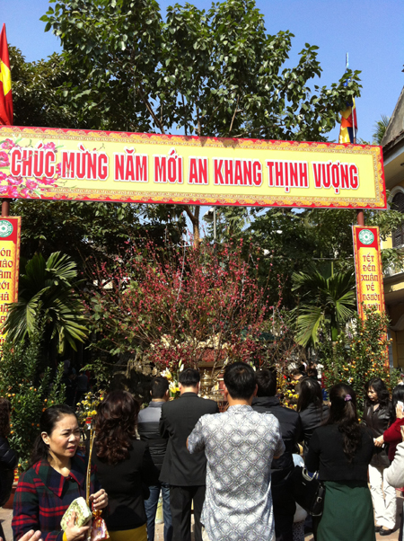 Đường vắng lặng, ch&ugrave;a đ&ocirc;ng đ&uacute;c s&aacute;ng m&ugrave;ng 1 Tết 5