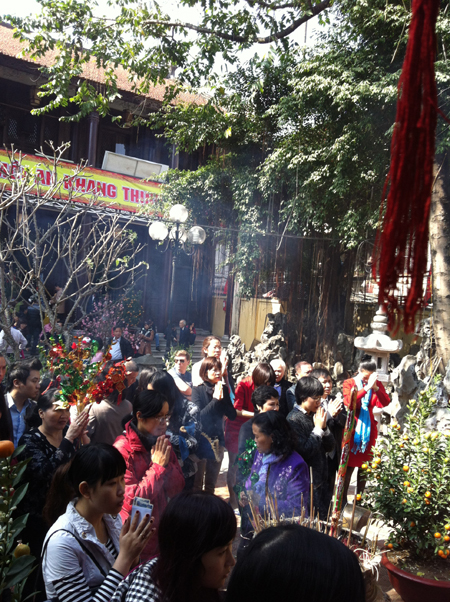 Đường vắng lặng, ch&ugrave;a đ&ocirc;ng đ&uacute;c s&aacute;ng m&ugrave;ng 1 Tết 6