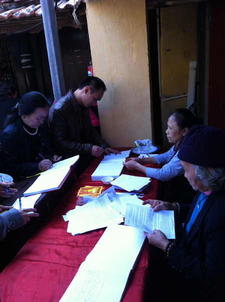 Đường vắng lặng, ch&ugrave;a đ&ocirc;ng đ&uacute;c s&aacute;ng m&ugrave;ng 1 Tết 7