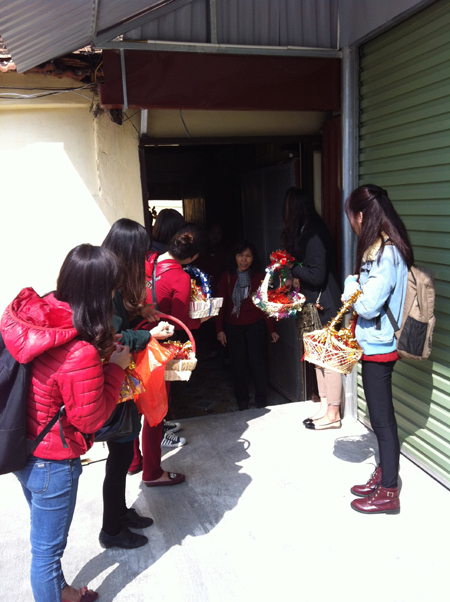 Đường vắng lặng, ch&ugrave;a đ&ocirc;ng đ&uacute;c s&aacute;ng m&ugrave;ng 1 Tết 8