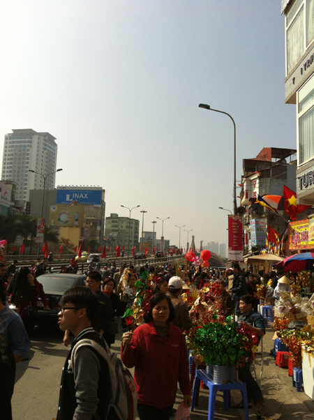 Đường vắng lặng, ch&ugrave;a đ&ocirc;ng đ&uacute;c s&aacute;ng m&ugrave;ng 1 Tết 1