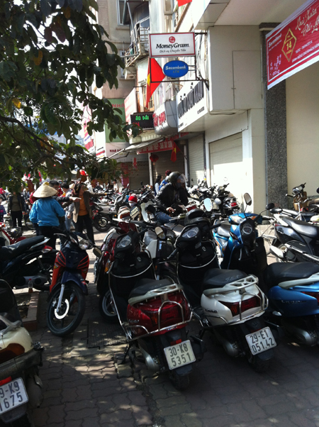 Đường vắng lặng, ch&ugrave;a đ&ocirc;ng đ&uacute;c s&aacute;ng m&ugrave;ng 1 Tết 10