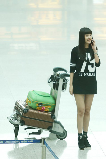 Đỏ mặt với mốt kh&ocirc;ng quần của sao Việt 4