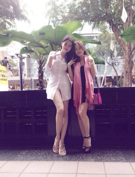 Đỏ mặt với mốt kh&ocirc;ng quần của sao Việt 1