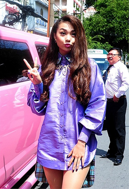 Đỏ mặt với mốt kh&ocirc;ng quần của sao Việt 5