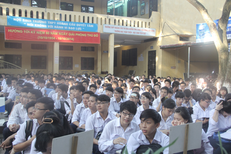 Th&iacute; sinh hồi hộp bước v&agrave;o m&ocirc;n thi tốt nghiệp đầu ti&ecirc;n 1