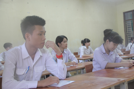 Th&iacute; sinh hồi hộp bước v&agrave;o m&ocirc;n thi tốt nghiệp đầu ti&ecirc;n 8