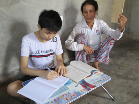 Nam sinh nghèo học giỏi nén nỗi đau ung thư đi thi tốt nghiệp 1