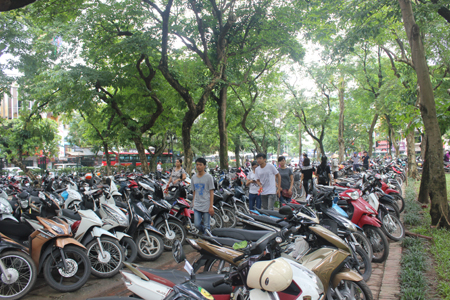 Sĩ tử tiu nghỉu vì không được sờ đầu rùa Văn Miếu 2