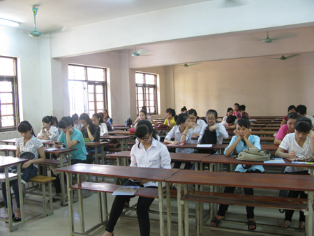 Sĩ tử đội nắng tới l&agrave;m thủ tục dự thi đại học 2
