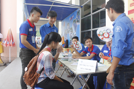 Sĩ tử &ugrave;n &ugrave;n về H&agrave; Nội dự thi đại học 3